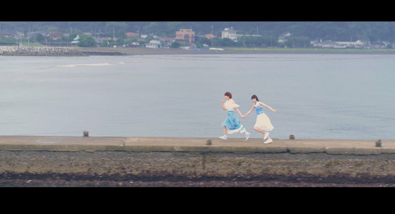 HKT48の10枚目のシングル「キスは待つしかないのでしょうか？」MVより（C）AKS