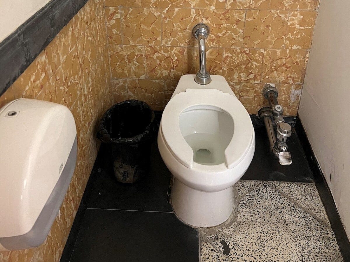 メキシコの一般的なトイレ。水を流す方法はプッシュ、レバー、タッチセンサーのほか、ペダル式もある