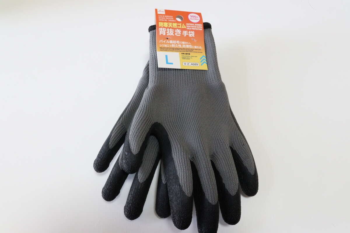 ダイソーの防寒天然ゴム背抜き手袋（L）のパッケージ