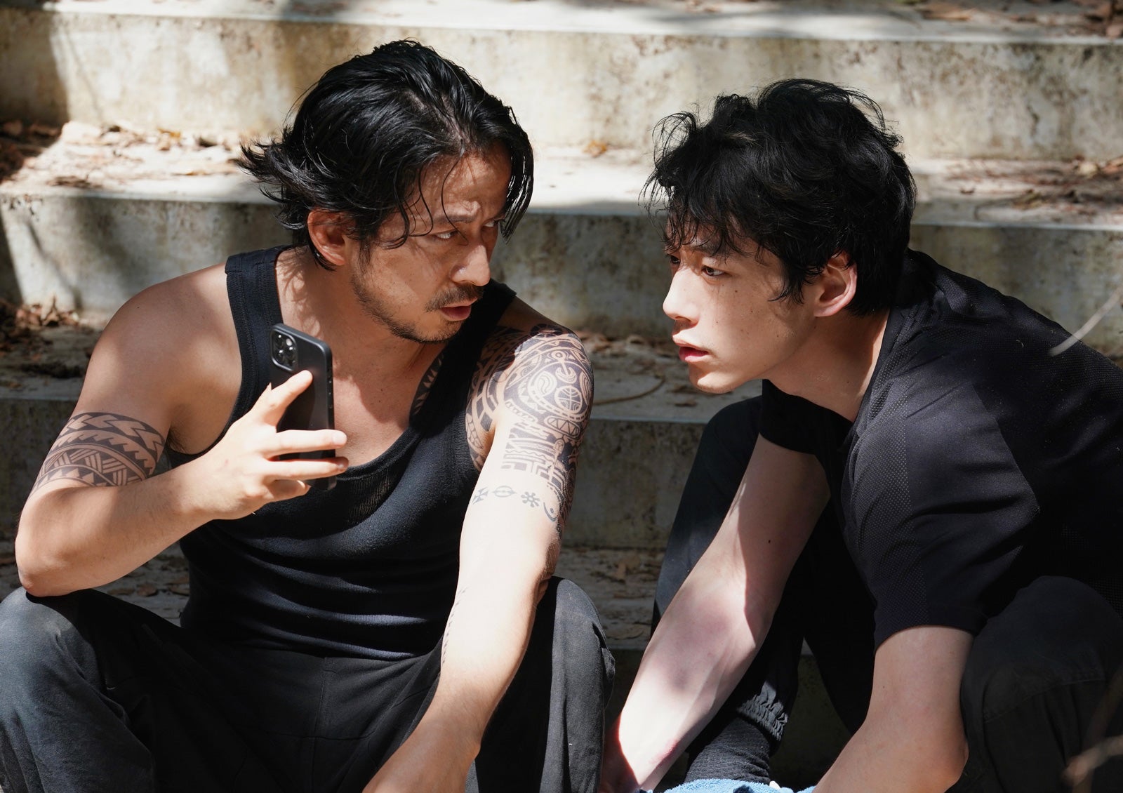 岡田准一＆坂口健太郎、最強の“狂犬コンビ”が暴れまわる「ヘルドッグス」特報映像・場面写真解禁