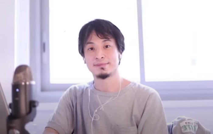ひろゆき(C)「乃木坂に、越されました」製作委員会