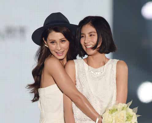 ダレノガレ明美&ラブリ、2ショットランウェイでトップバッター 大胆ハグに熱狂<関コレ2016S/S>