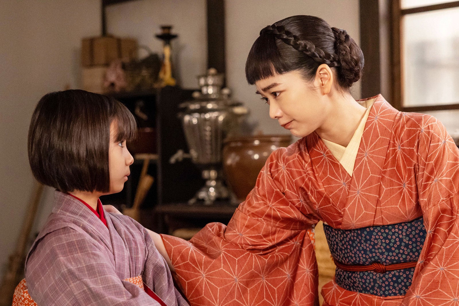 英茉、見上愛「風、薫る」第57話（C）NHK