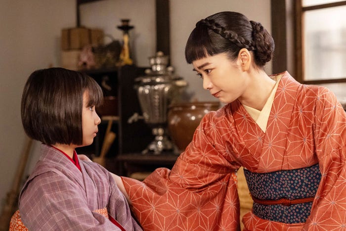 英茉、見上愛「風、薫る」第57話(C)NHK