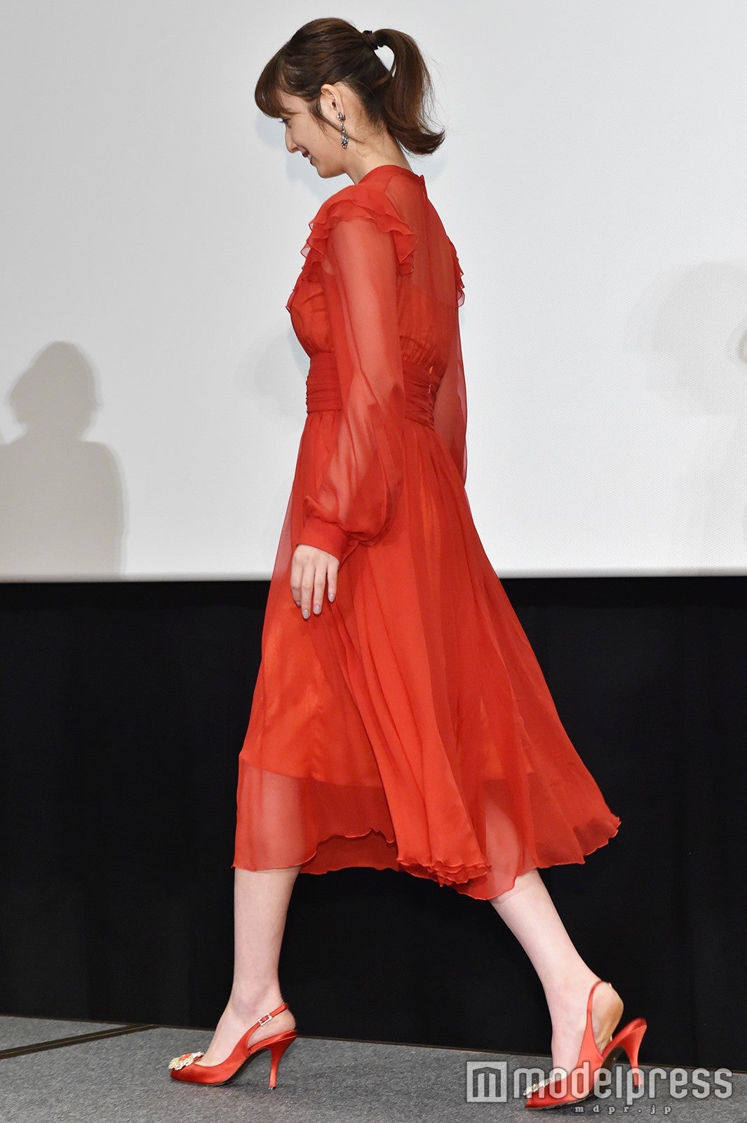 揺れるフリルがかわいい／佐々木希 （C）モデルプレス