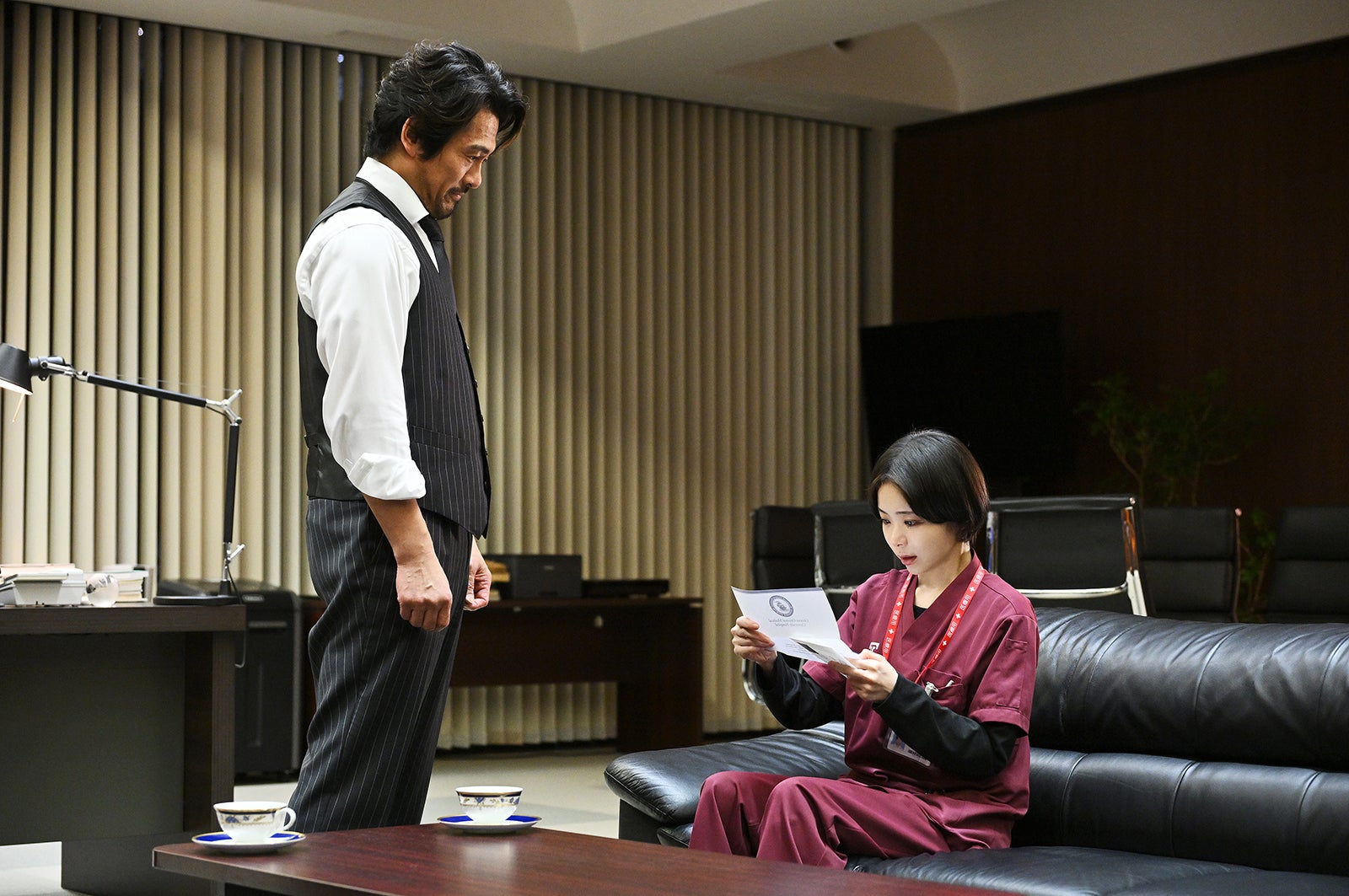 内野聖陽、趣里「ブラックペアン シーズン２」第6話より（C）TBS