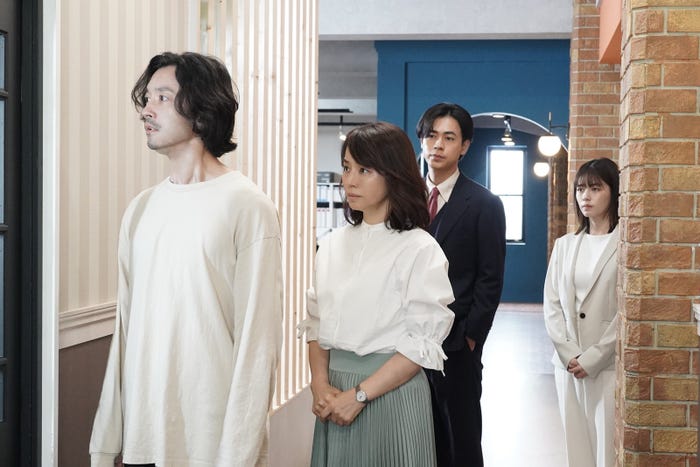 金子ノブアキ、石田ゆり子、成田凌、小芝風花「転職の魔王様」第9話より(C)カンテレ