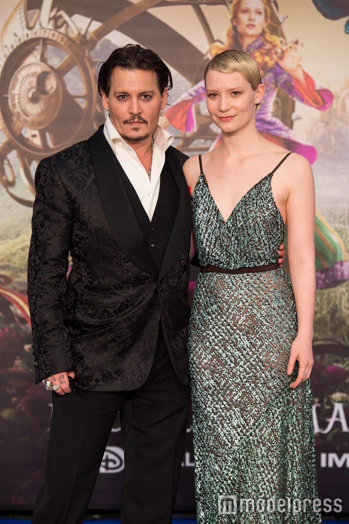 ジョニー・デップ(左)とミア・ワシコウスカ/『アリス・イン・ワンダーランド/時間の旅』ワールドプレミアより(C)2016 Disney Enterprises,Inc.All Rights Reserved./Disney.jp/Alice-Time