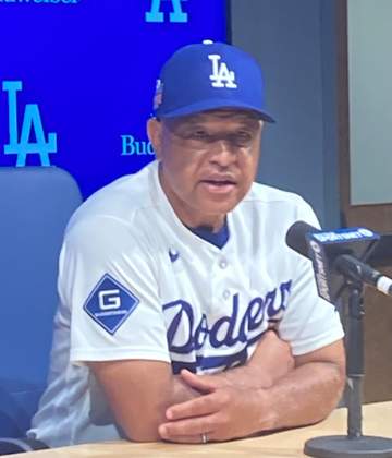 ロバーツ監督 大谷の第1打席を称賛「1イニング分の負荷を与えた可能性もある」 11球粘って四球「素晴らしい打席だったし、試合の流れを作ってくれた」