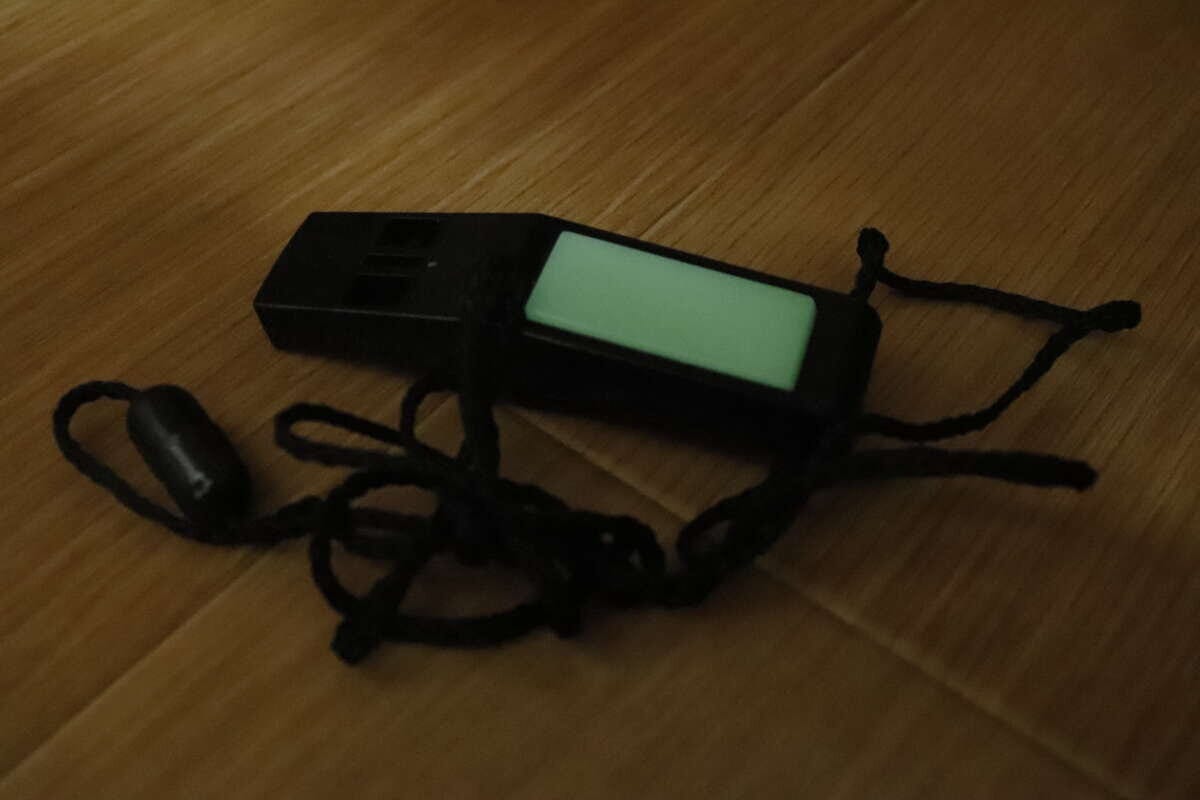 ダイソーの光るエマージェンシーホイッスル（蓄光タイプ）