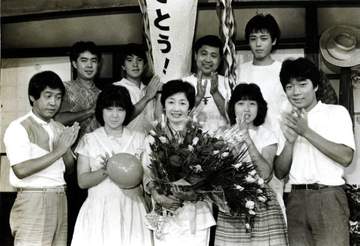 59歳マジか！ドバイ在住元国民的アイドル 天空のインフィニティープールでシャンパン手に誕生日祝う オーストラリア人と結婚、3人の母に