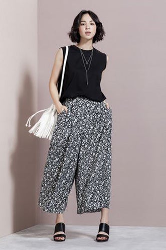 イージースカンツ（フラワー「GU」2,419円／画像提供：ジーユー　オンラインストア