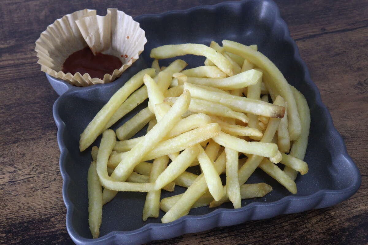 ダイソーの深皿仕切り皿に軽食を盛る