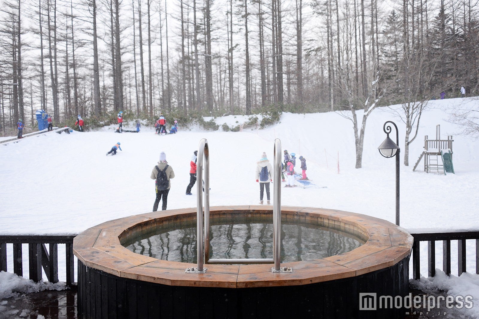 目の前にスキー客が行き交う（C）モデルプレス