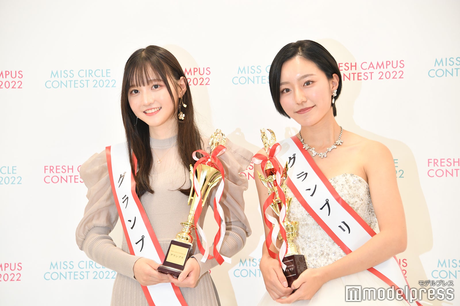 「FRESH CAMPUS CONTEST 2022」グランプリ・小杉怜子さん、「MISS CIRCLE CONTEST 2022」グランプリ・井手美希さん（C）モデルプレス