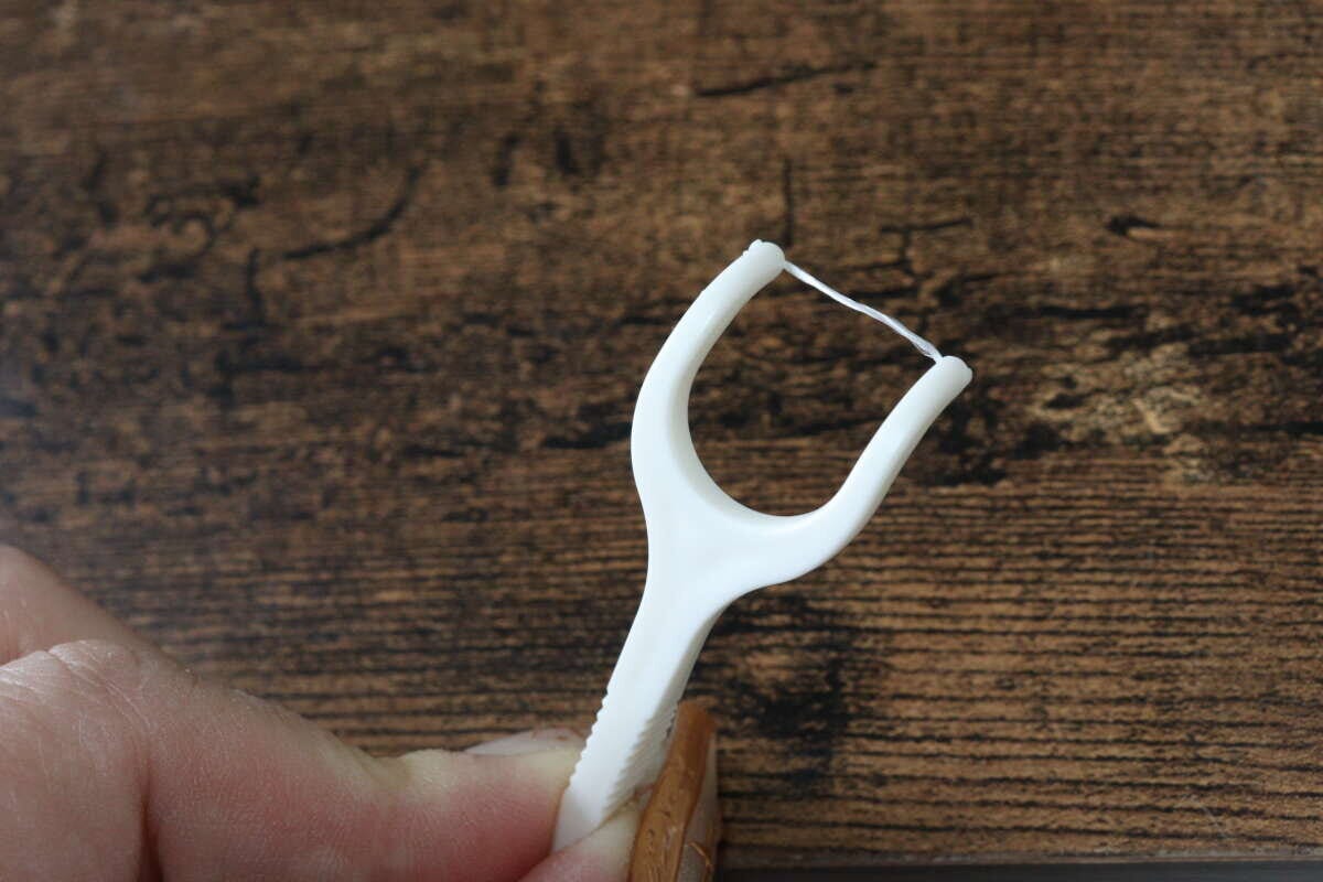 Y字型糸つきようじ（14本）　サイズ感