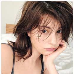 モデルプレス - マギーの胸元あらわなSEXYショットにドキッ「美しい」「サービスショット」と絶賛の声