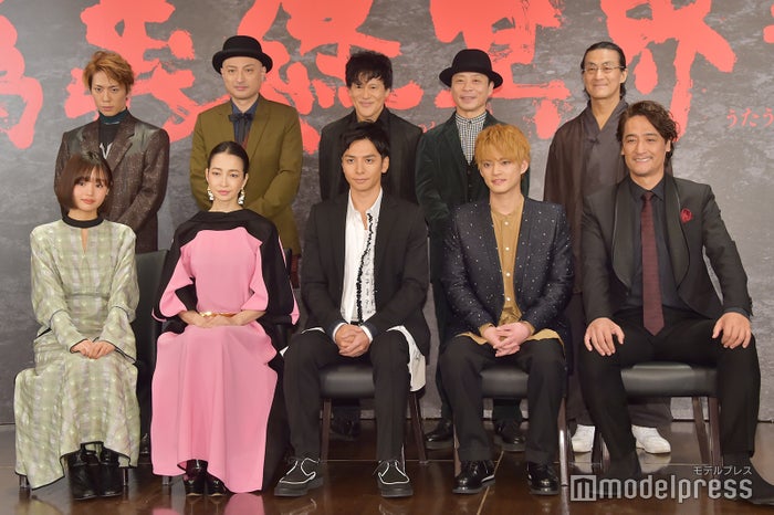 前列 左 か ら: 藤原 さ く ら, り ょ う, 生 田 斗 真, 中山 優 馬, 橋本 さ と し / 後 列 左 か ら: 早 乙 女友 貴, 山 内 圭 哉, 橋本 じ ゅ ん, 三 宅 弘 城, 粟 根 ま こ と (C) モ デ ル プ レ ス