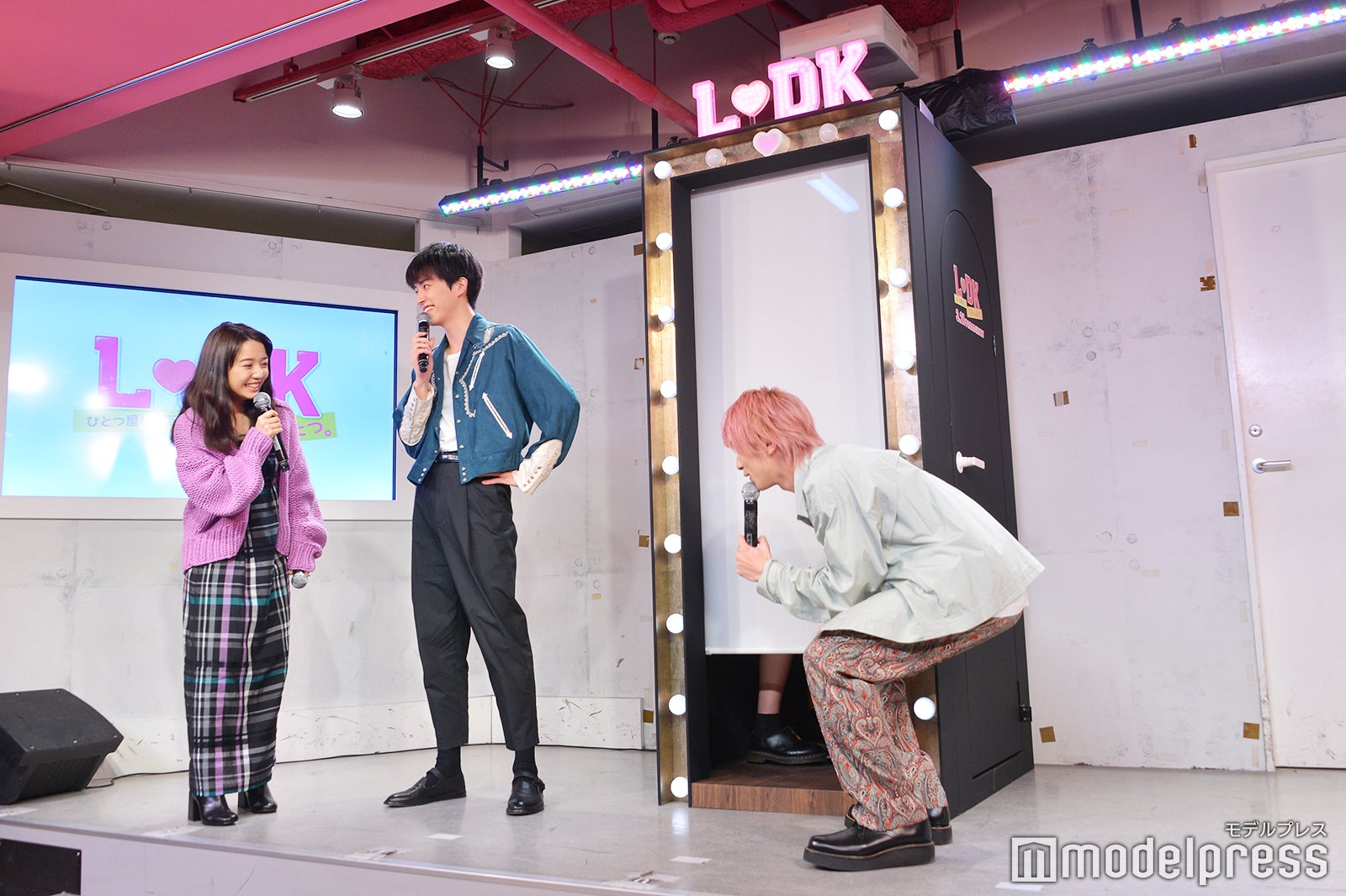 カーテンレールを下まで下ろす横浜流星（右）を見て笑う上白石萌音（左）と杉野遥亮（中央）／（C）モデルプレス