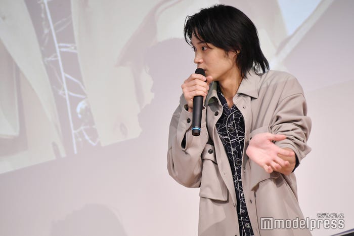 ヘビのおもちゃによって手が濡れたことを訴える磯村勇斗(C)モデルプレス