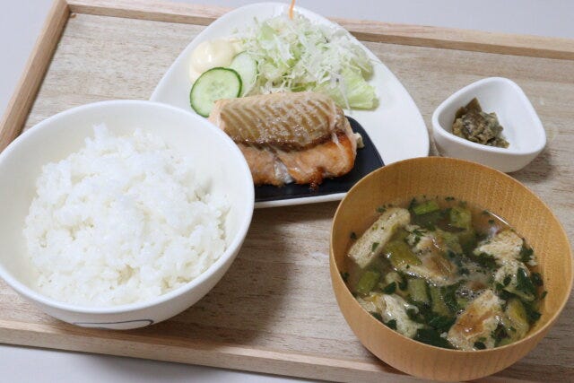 皿（マットおにぎり）　盛り付け