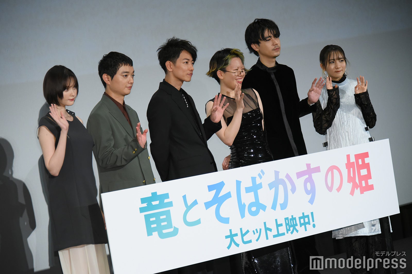 （左から）玉城ティナ、染谷将太、佐藤健、中村佳穂、成田凌、幾田りら（C）モデルプレス