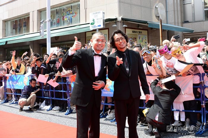 レッドカーペットの様子(左から)品川ヒロシ監督、田中聖