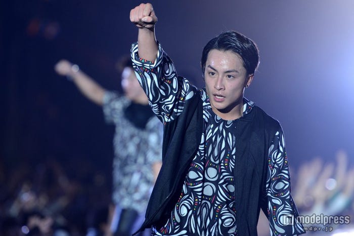 ガッツポーツをかかげるGENERATIONS・白濱亜嵐