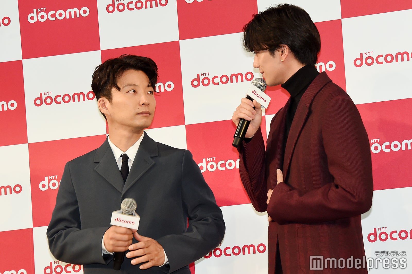 星野源、新田真剣佑（C）モデルプレス