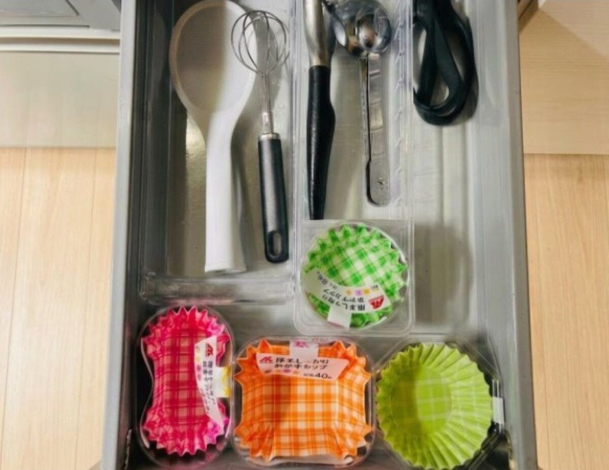 調理台下の引き出しにお弁当カップとキッチンツールが整理トレーに並ぶ 調理台下の引き出しにお弁当カップとキッチンツールが整理トレーに並ぶ