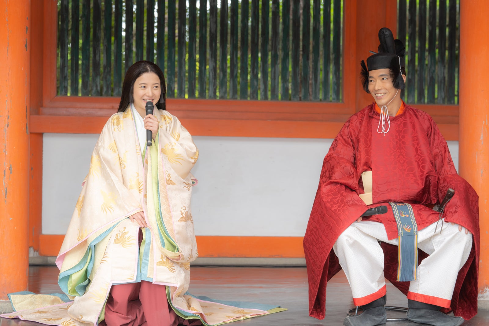 吉高由里子、柄本佑（C）NHK