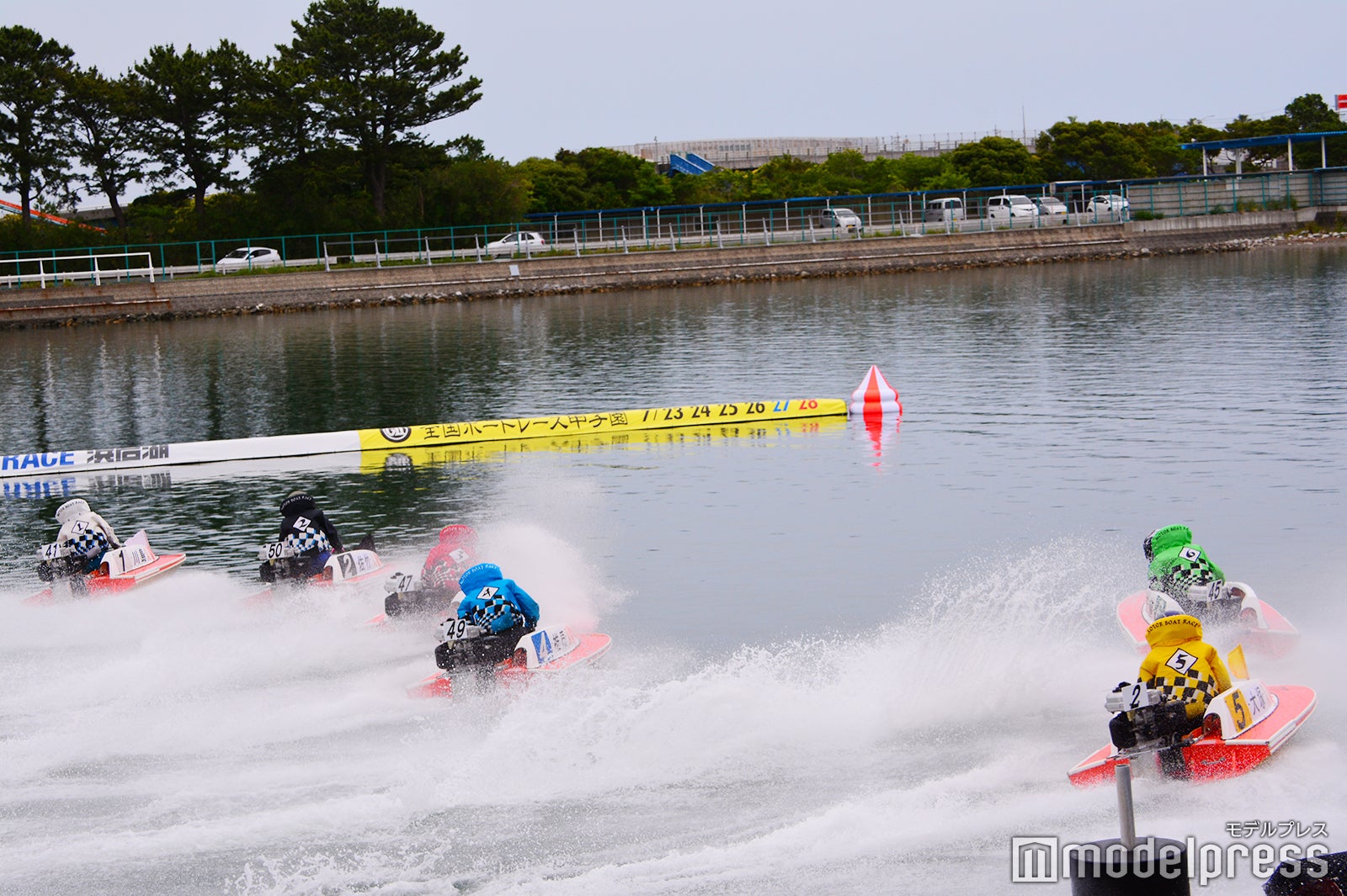 間近で感じるエンジン音、潮の香り、白熱のレースは一度は体感してみて（C）モデルプレス