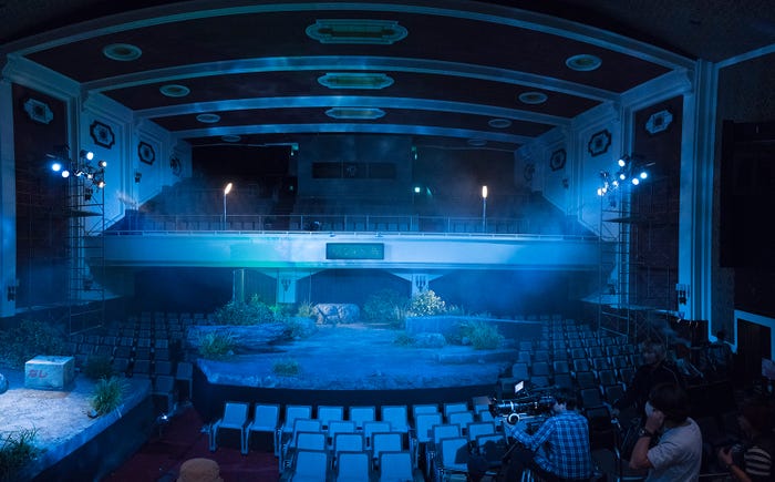 群馬会館ホールの客席に“ねこすて橋”のセットが作られた(C)2018 『猫は抱くもの』製作委員会