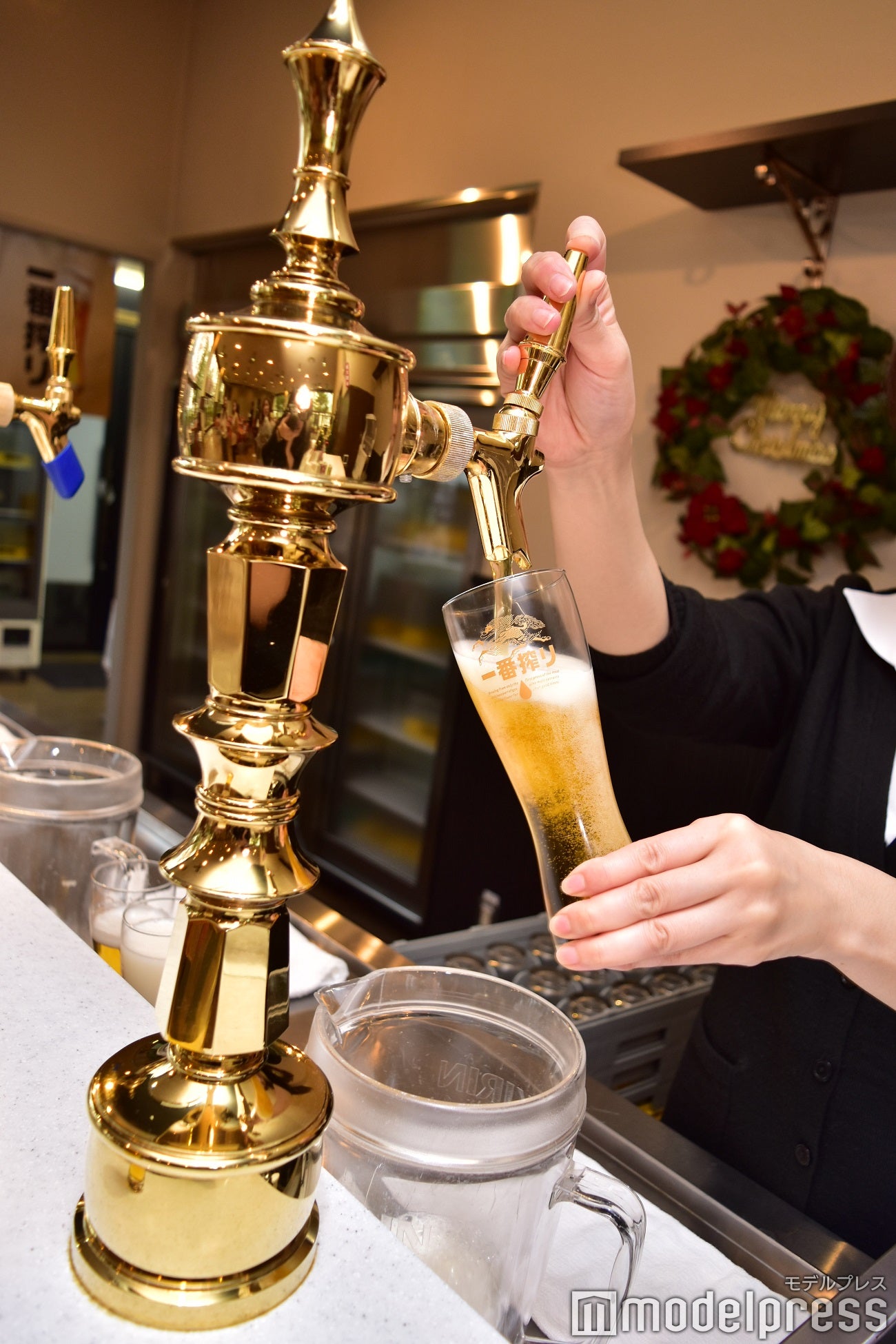 プロが注ぐビールはひと味違う！（C）モデルプレス