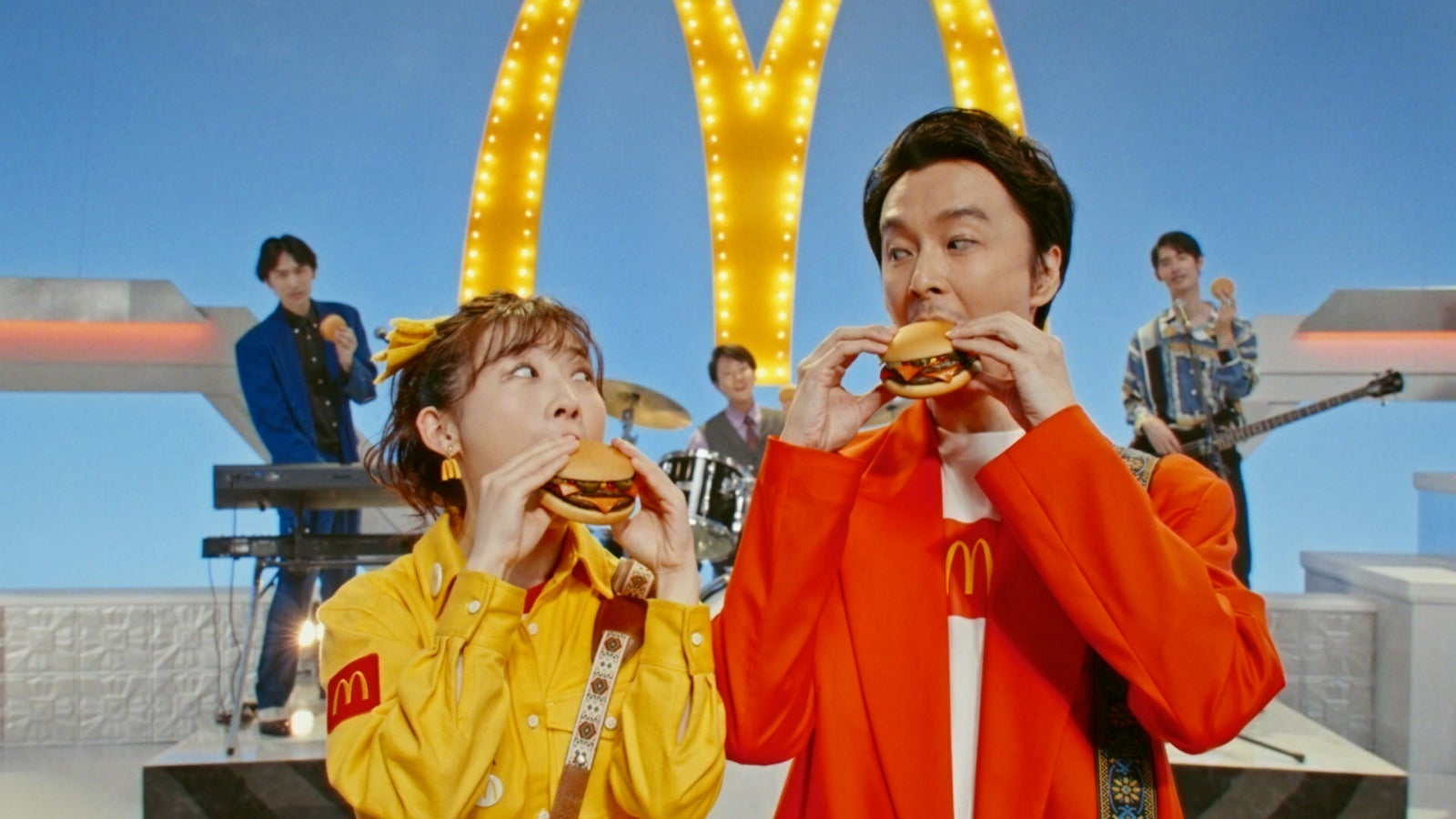 伊藤沙莉、長谷川博己「いまだけダブチ『いまだけダブチ』」篇より（提供写真）