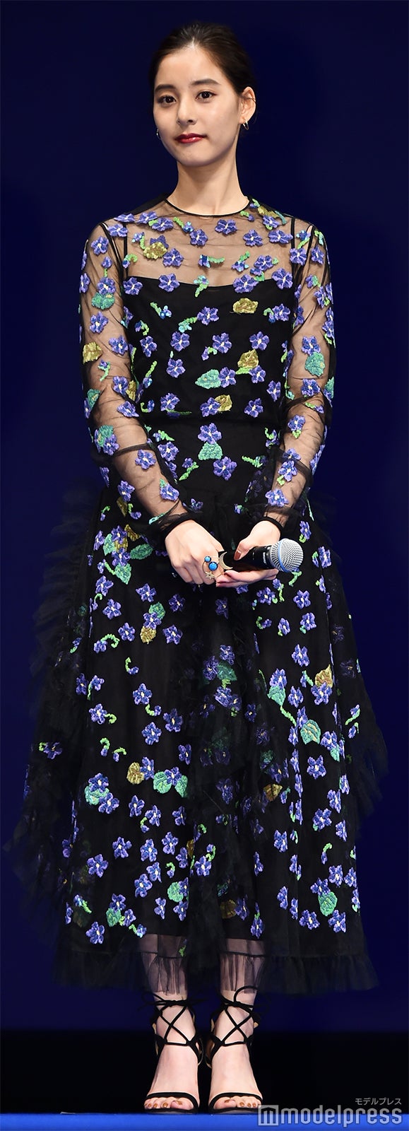 新木優子“ブルー”の小花柄（C）モデルプレス