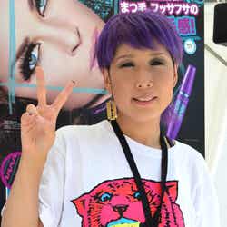 AIのファン歴7年のえりこさん。「AIさんは生活の一部です」と語る彼女は、AIの海外ライブにも足を運ぶほどの筋金入り。AIが着用しているアイテムをマネっ子してなりきりファッションを楽しんでいる。