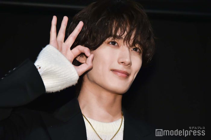 「飴色パラドックス」ポーズを決める山中柔太朗 (C)モデルプレス