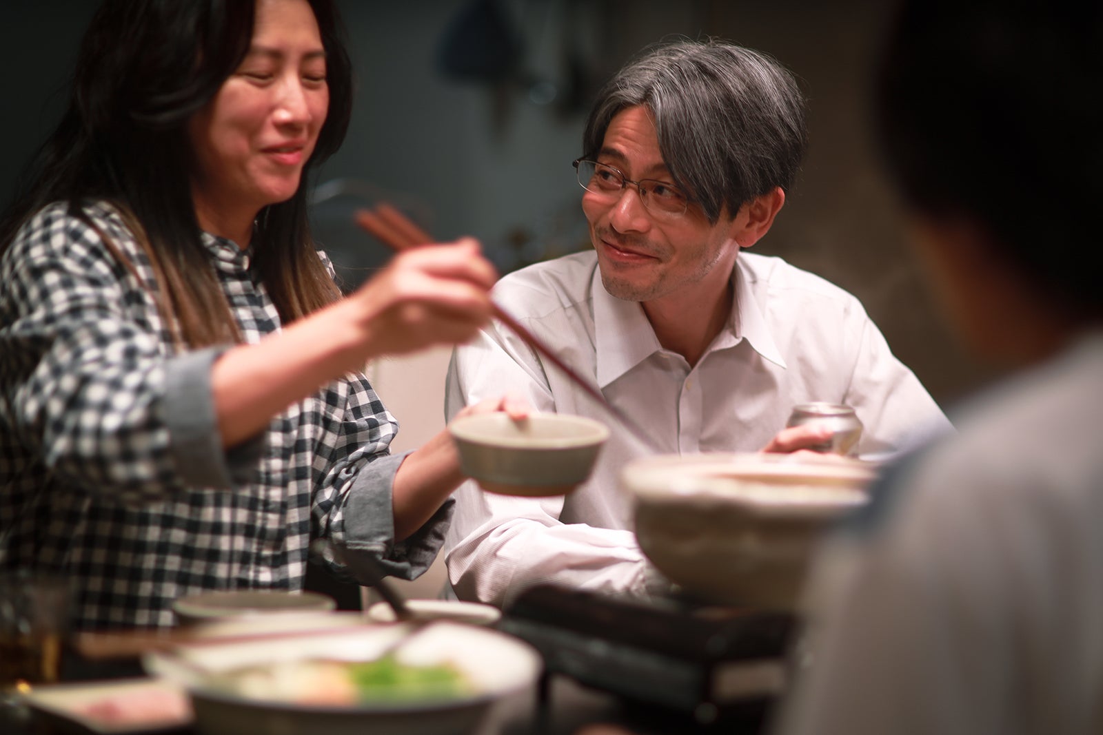 戸田菜穂、吉沢悠「泥濘の食卓」第5話より（C）テレビ朝日