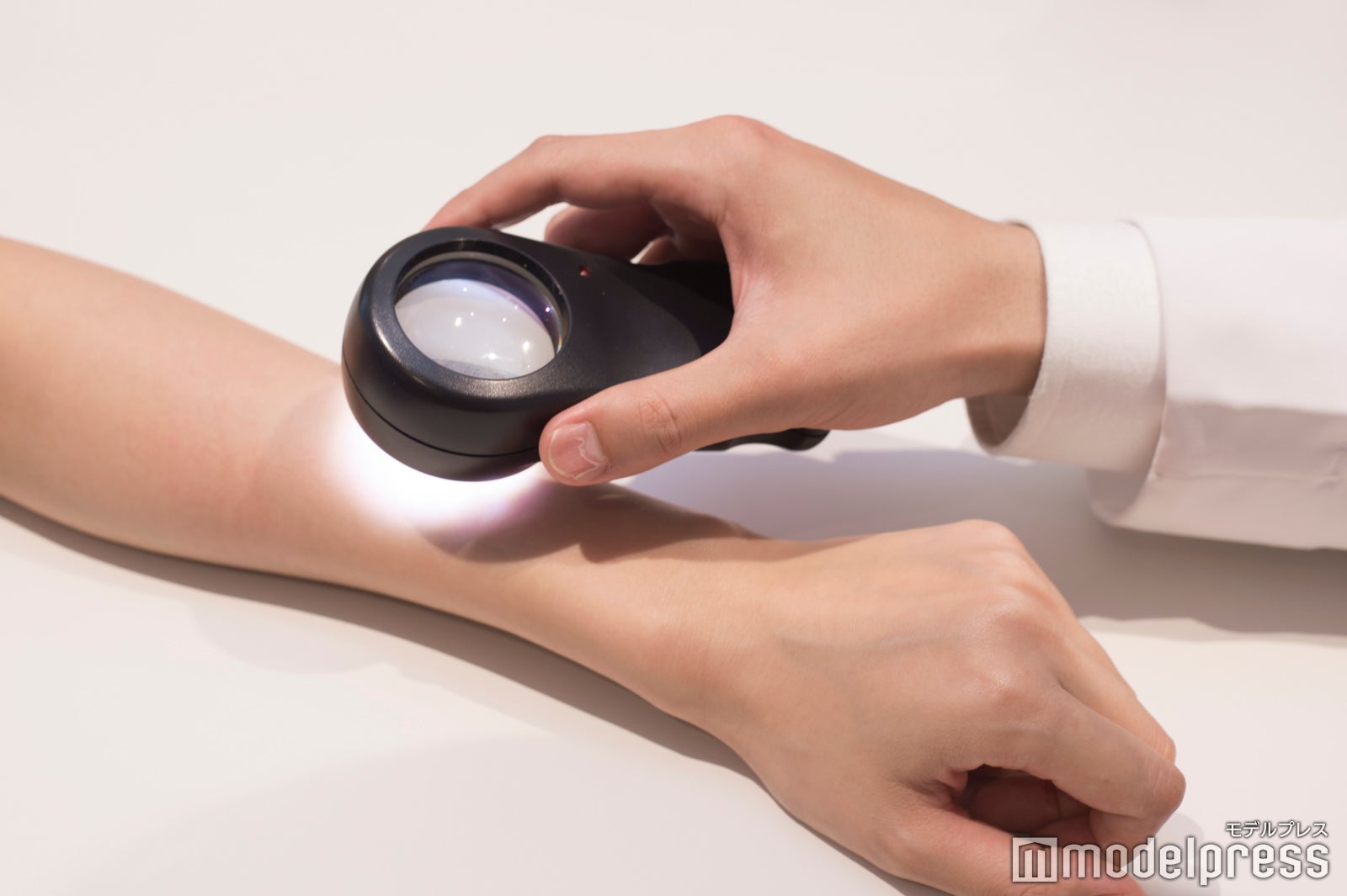 毛の濃さや肌状態などをチェック（C）モデルプレス