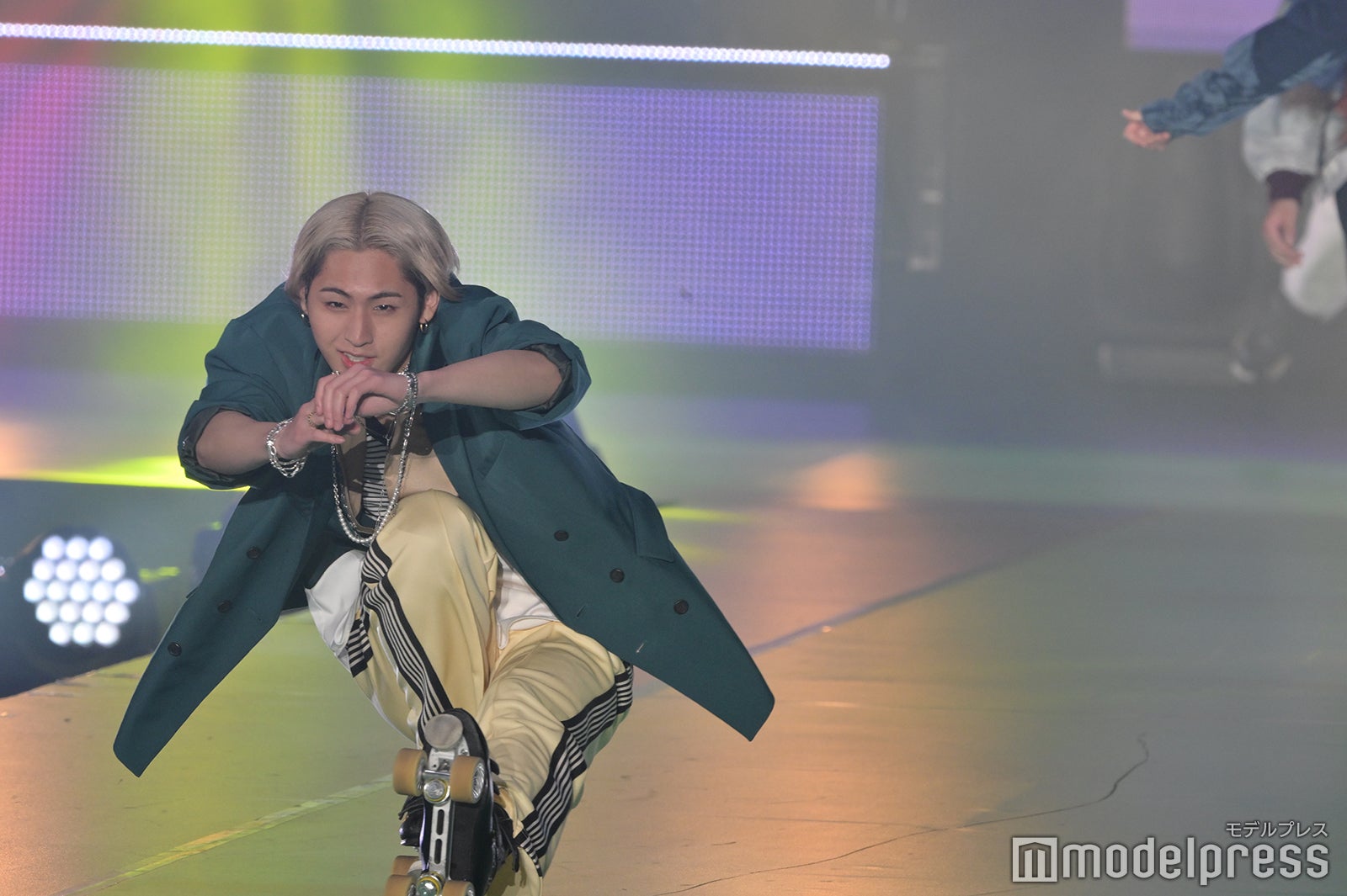 2回目ランウェイの井上瑞稀にツッコむ猪狩蒼弥（C）モデルプレス