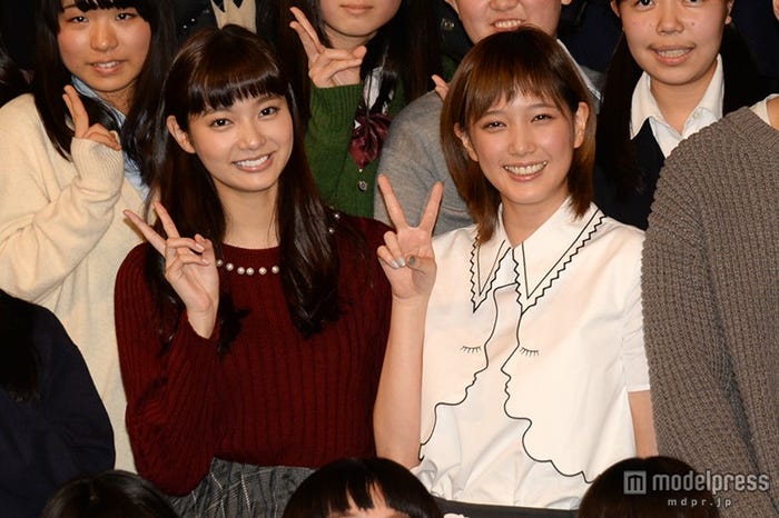 (左より)新川優愛、本田翼