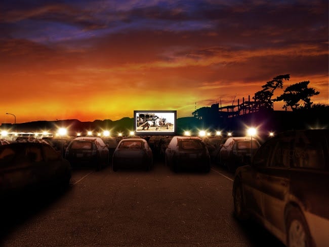 映画みたいにロマンティック!大磯ロングビーチ駐車場が一夜限りの野外シアターに