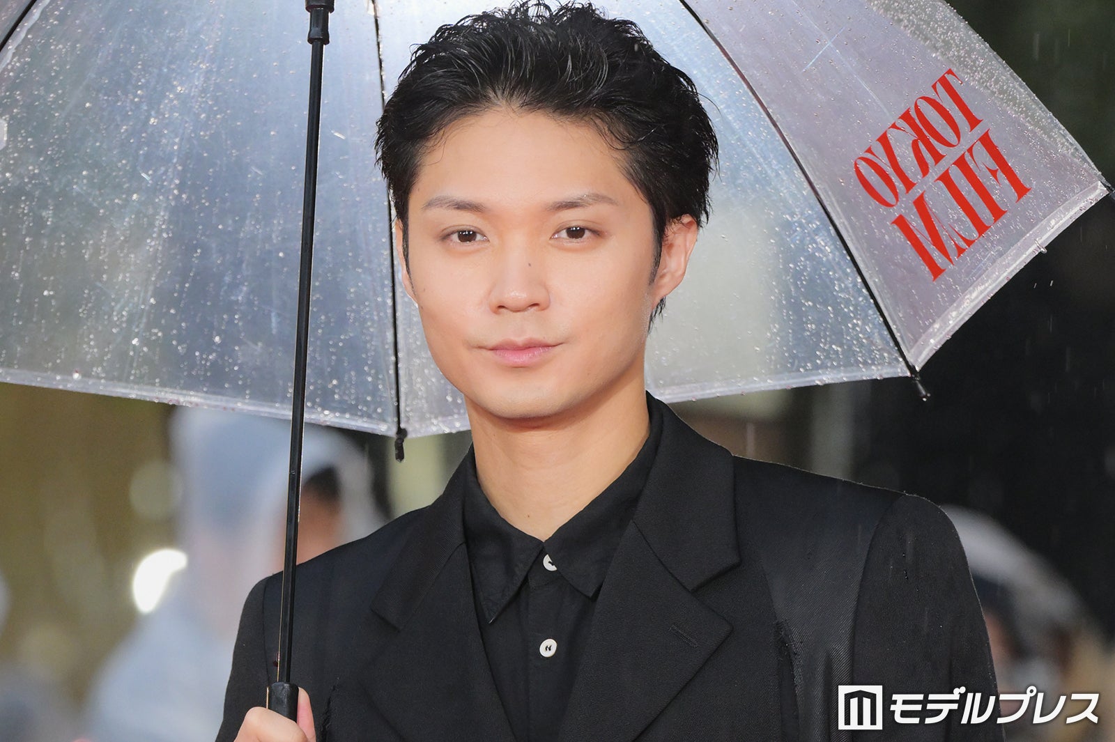 磯村勇斗、雨の中でも笑顔でファンサービス応じる「第39回東京国際映画祭」エシカル・フィルム賞審査委員長として登場