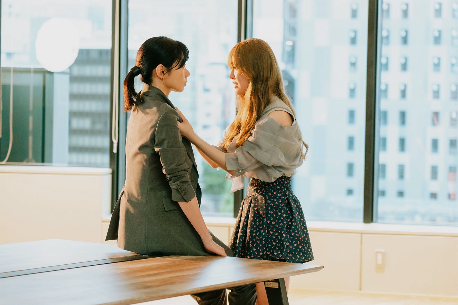 森カンナ、加藤史帆（C）「彩香ちゃんは弘子先輩に恋してる」製作委員会・MBS／第8話より