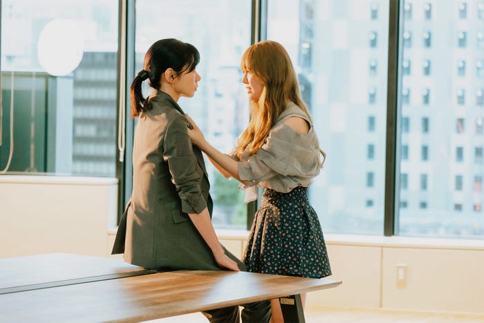 森カンナ、加藤史帆(C)「彩香ちゃんは弘子先輩に恋してる」製作委員会・MBS/第8話より