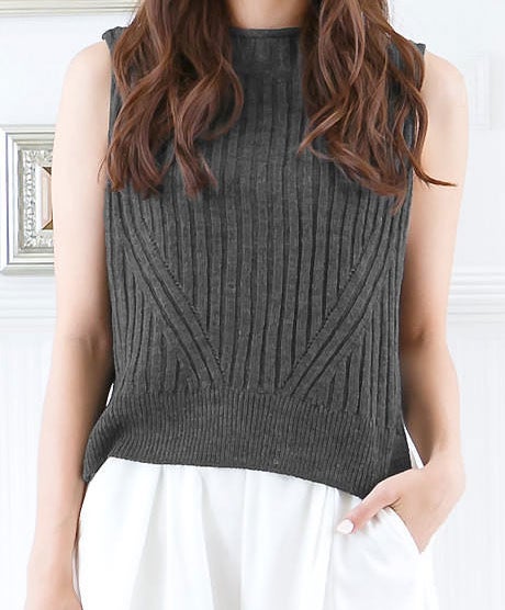 サイドスリットプチネックノースリーブニットベスト「神戸レタス」2290円（税込）／画像提供：神戸レタス