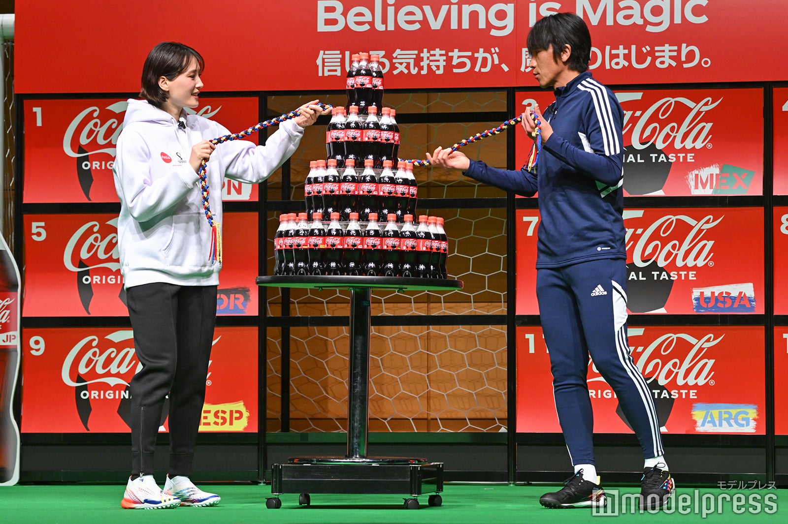 綾瀬はるか、中村俊輔 （C）モデルプレス