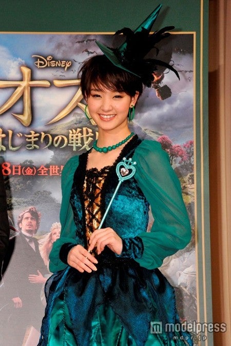 剛力彩芽、キュートな魔女に変身　初体験に興奮　