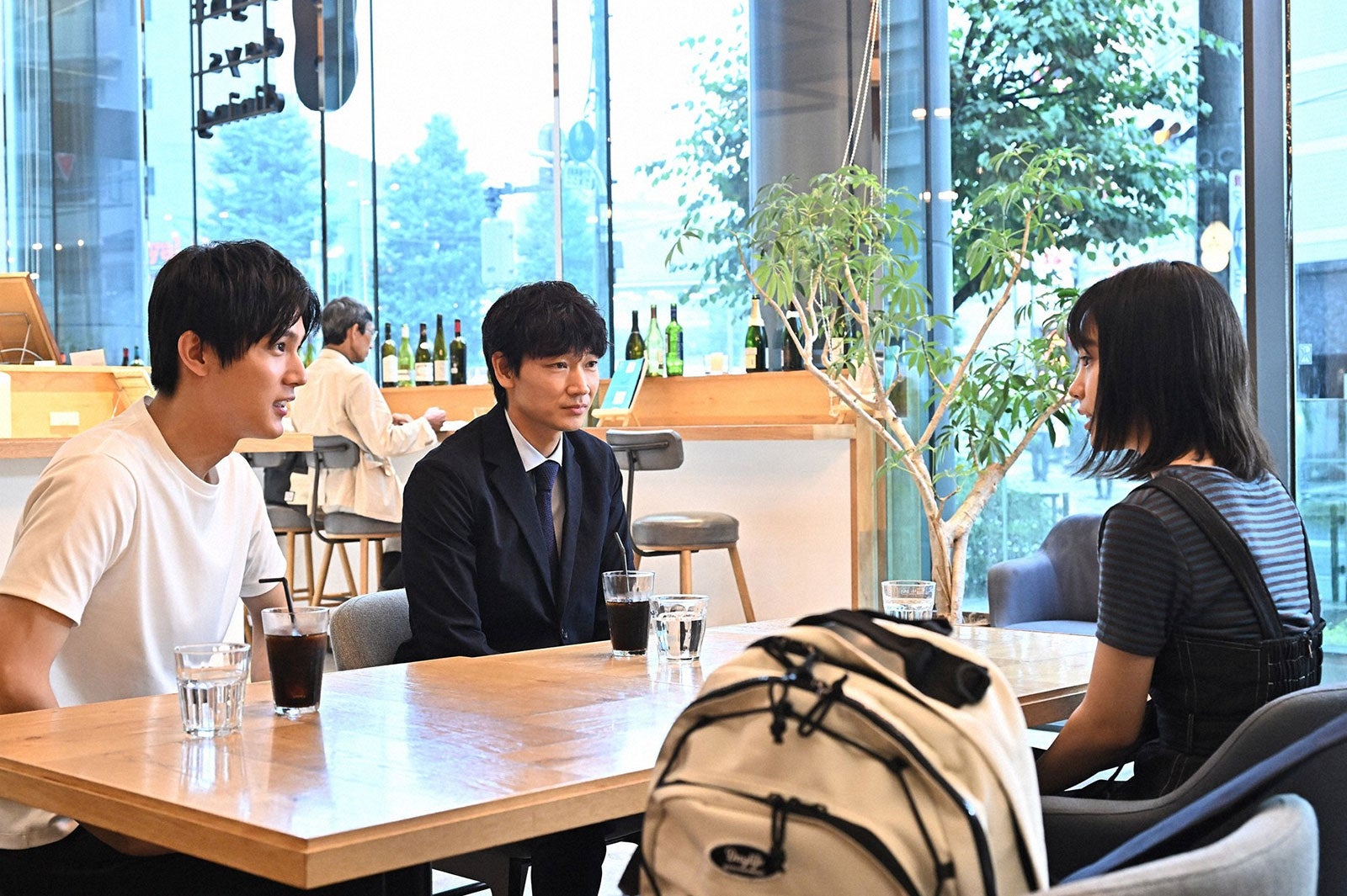 （左から）中川大志、綾野剛、當真あみ／「オールドルーキー」第5話より（C）TBS